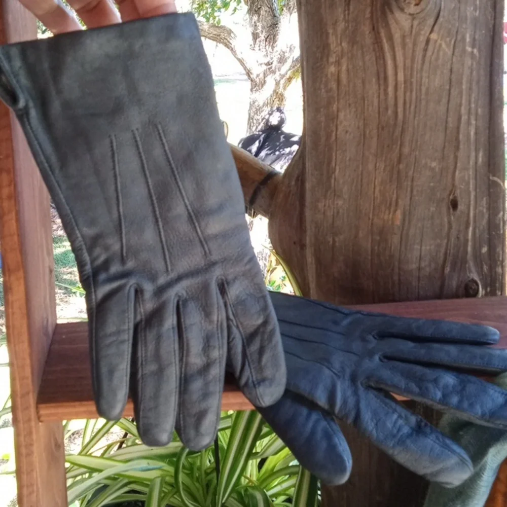 Gates black leather lined winter gloves